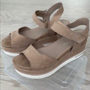 Eileen Fisher women’s Tan Wedge Sandals